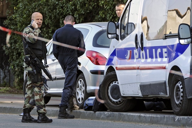 f4 GRASSE (FRANCIA), 16/03/2017.- Agentes de policía galos permanecen en el lugar de un tiroteo en el que al menos dos personas resultaron heridas, en el instituto profesional Alexis de Tocqueville de Grasse, Francia, hoy, 16 de marzo de 2017. EFE/OLIVIER ANRIGO