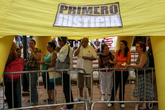 CAR011. CARACAS (VENEZUELA), 18/03/2017.- Simpatizantes del partido Primero Justicia participan en el proceso de validación del movimiento hoy, sábado 18 de marzo de 2017, en Caracas (Venezuela). El partido venezolano Primero Justicia (PJ), del opositor Henrique Capriles, empezó hoy a movilizar a su militancia en todo el país para la relegitimación de su nómina, un proceso obligatorio convocado por el Consejo Nacional Electoral (CNE) que arrancó el 4 de marzo y se extenderá por 10 semanas. EFE/CRISTIAN HERNANDEZ