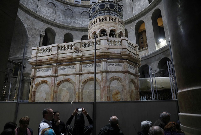 El recién restaurado edículo con la tumba de Jesucristo tras meses de las obras en la iglesia del Santo Sepulcro de Jerusalén, Israel, el 20 de marzo de 2017.