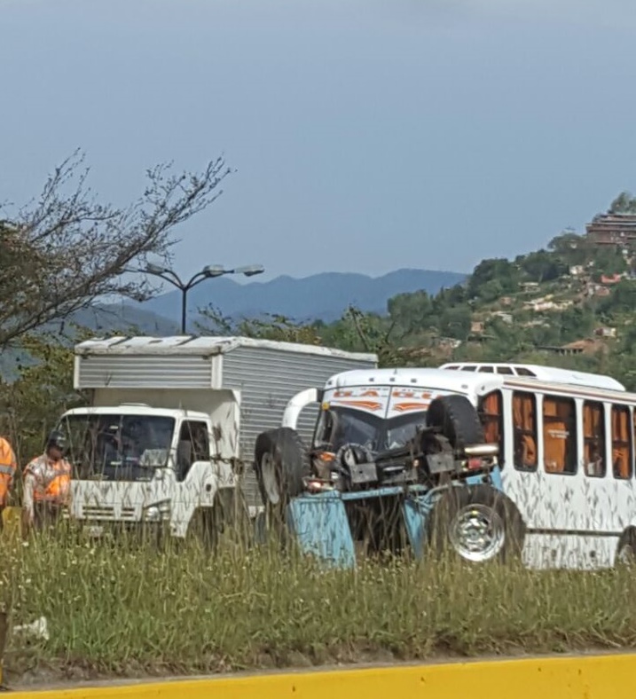 Volcamiento en la GMA genera retraso vehicular