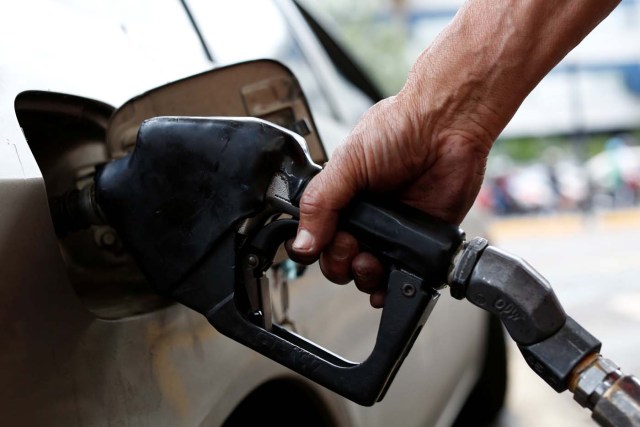 En la estación de servicio La Auxiliadora hay largas colas para surtir gasolina (Foto: Reuters)