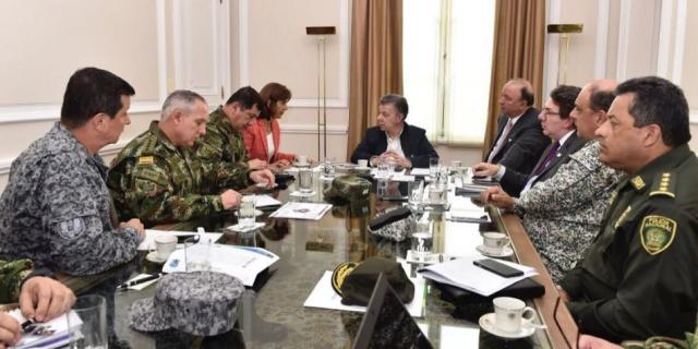 Santos se reúne con altos mandos militares y la Canciller y el Ministro de Defensa, para revisar la situación por los soldados venezolanos que armaron un campamento en Colombia. Foto: Cortesía Presidencia