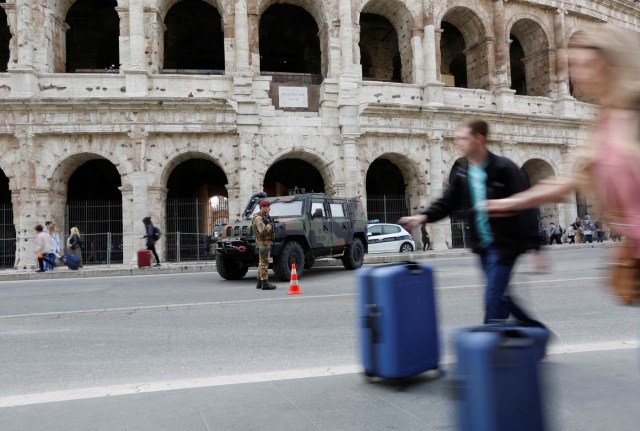 Italian soldier patrols in front of the Colosseum in Rome, Italy March 24, 2017. REUTERS/Remo Casilli