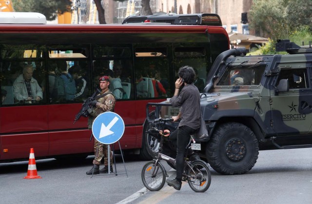 Italian soldier patrols in front of the Colosseum in Rome, Italy March 24, 2017. REUTERS/Remo Casilli