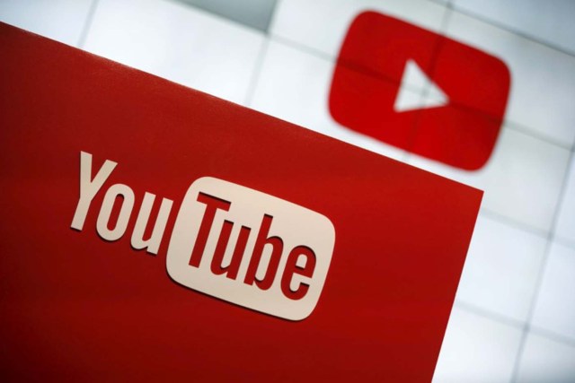 IMAGEN DE ARCHIVO: En la imagen el logo de Youtube en Los Ángeles, California, Estados Unidos. 21 de octubre 2015. La decisión de varias compañías de alto nivel de retirar sus anuncios de YouTube por la difusión de contenido ofensivo podría amenazar su estrategia a largo plazo de robar dólares a la televisión, dijeron analistas y profesionales de la industria de la publicidad. REUTERS/Lucy Nicholson