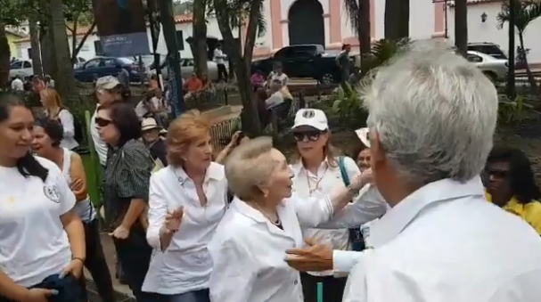 Así recibieron a Isabel Carmona al acudir a la validación de AD (Video)