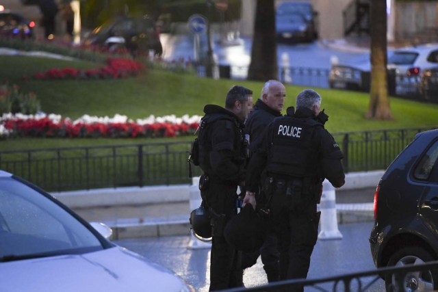 Monaco's elite police officers work outside the Cartier jewellery boutique after it was robbed in downtown Monaco on March 25, 2017. Monaco police were hunting for two suspects on March 25 after a daring afternoon robbery at the famous French jeweller Cartier, prompting a brief lockdown of the tiny principality and jet set haven. / AFP PHOTO / Yann COATSALIOU