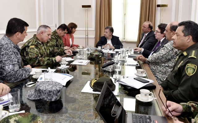 Juan Manuel Santos (c), durante una reunión con su canciller, María Ángela Holguín (i), su ministro de la Defensa, Luis Carlos Villegas (d) y la Cúpula Militar y de Policía hoy, jueves 23 de marzo de 2017, en Bogotá (Foto presidencia de Colombia/EFE)