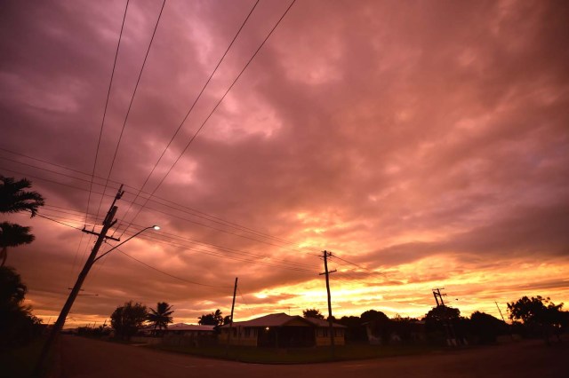 Storm clouds gather in the town of Ayr in far north Queensland as Cyclone Debbie approaches on March 27, 2017. Thousands of people including tourists were evacuated on March 27, 2017 as northeast Australia braced for a powerful cyclone packing destructive winds with warnings of major structural damage and surging tides. / AFP PHOTO / PETER PARKS