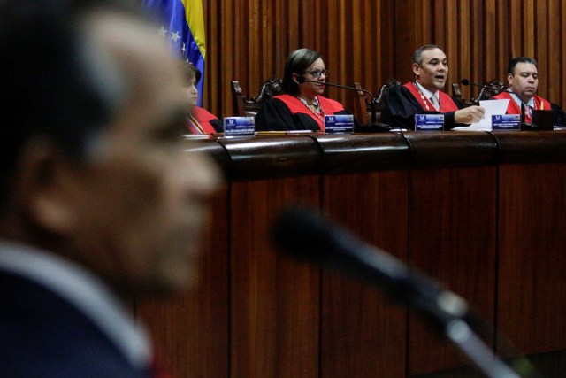 Venezuela's Supreme Court President Maikel Moreno (2nd R) talks to the media during a news conference, next to Venezuela's Supreme Court First Vice President Indira Alfonzo (3rd R) and Venezuela's Supreme Court Second Vice President Juan Mendoza (R), in Caracas, Venezuela March 27, 2017. REUTERS/Marco Bello