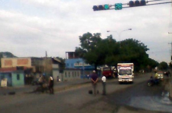 Foto: Protesta en la carretera Villa de Cura por problemas de aguas negras