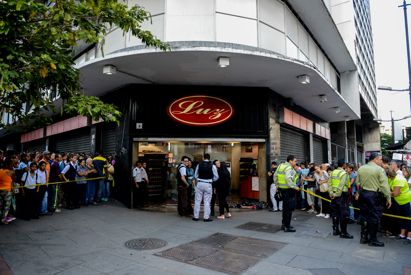 Murió de un infarto mientras hacia cola para comprar comida en Chacao (Imágenes sensibles)