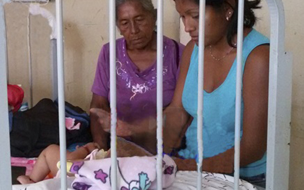 Foto: La Policía frustró ayer la desaparición de una pequeñita en el hospital de Santa Bárbara. / La verdad