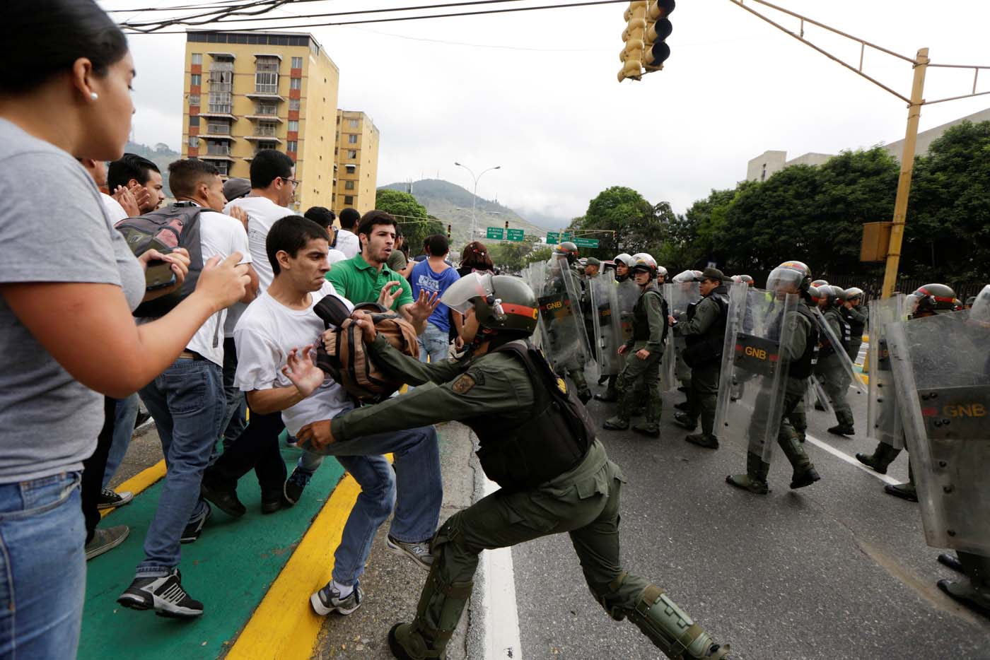 #31Mar: Grupos armados y GNB atacan a manifestantes a las puerta de TSJ (Video)