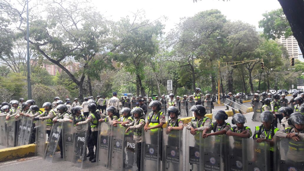 Fuerte contingente de la PNB se encuentra apostado a las afueras de la UCV