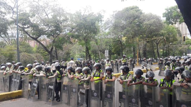 Fuerte presencia de la GNB a las afueras de la UCV