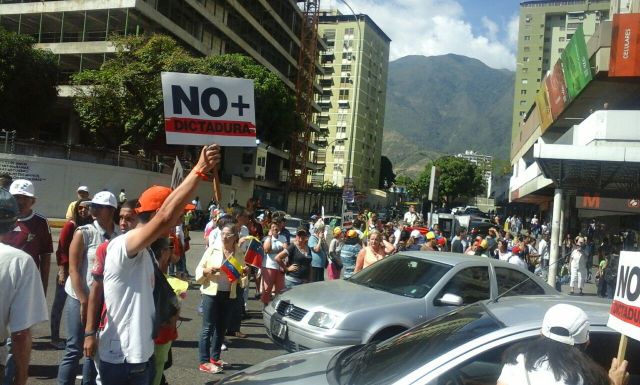 Manifestantes en Los Cortijos Foto: LaPatilla.com