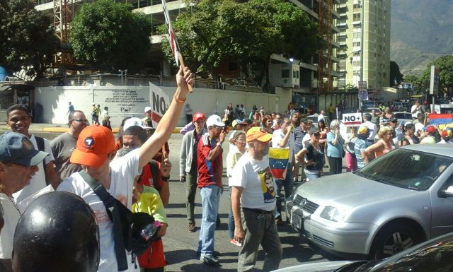 Manifestantes en Los Cortijos Foto: LaPatilla.com