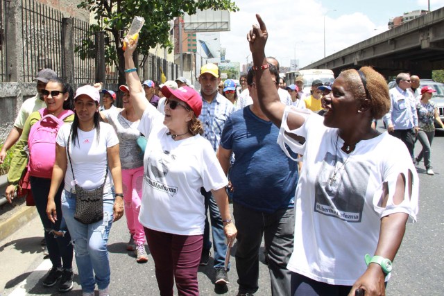 Mitzy de Ledezma durante la marcha en la autopista (4)