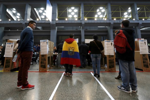 Ciudadanos ecuatorianos residentes en España votan en el centro habilitado en Madrid, en la segunda vuelta de las elecciones presidenciales de su país, que se celebra hoy, en la que los ecuatorianos deberán elegir al sustituto del presidente Rafael Correa entre el exvicepresidente Lenín Moreno (Alianza PAÍS, izquierda) y Guillermo Lasso (Movimiento CREA, derecha). EFE/Sergio Barrenechea