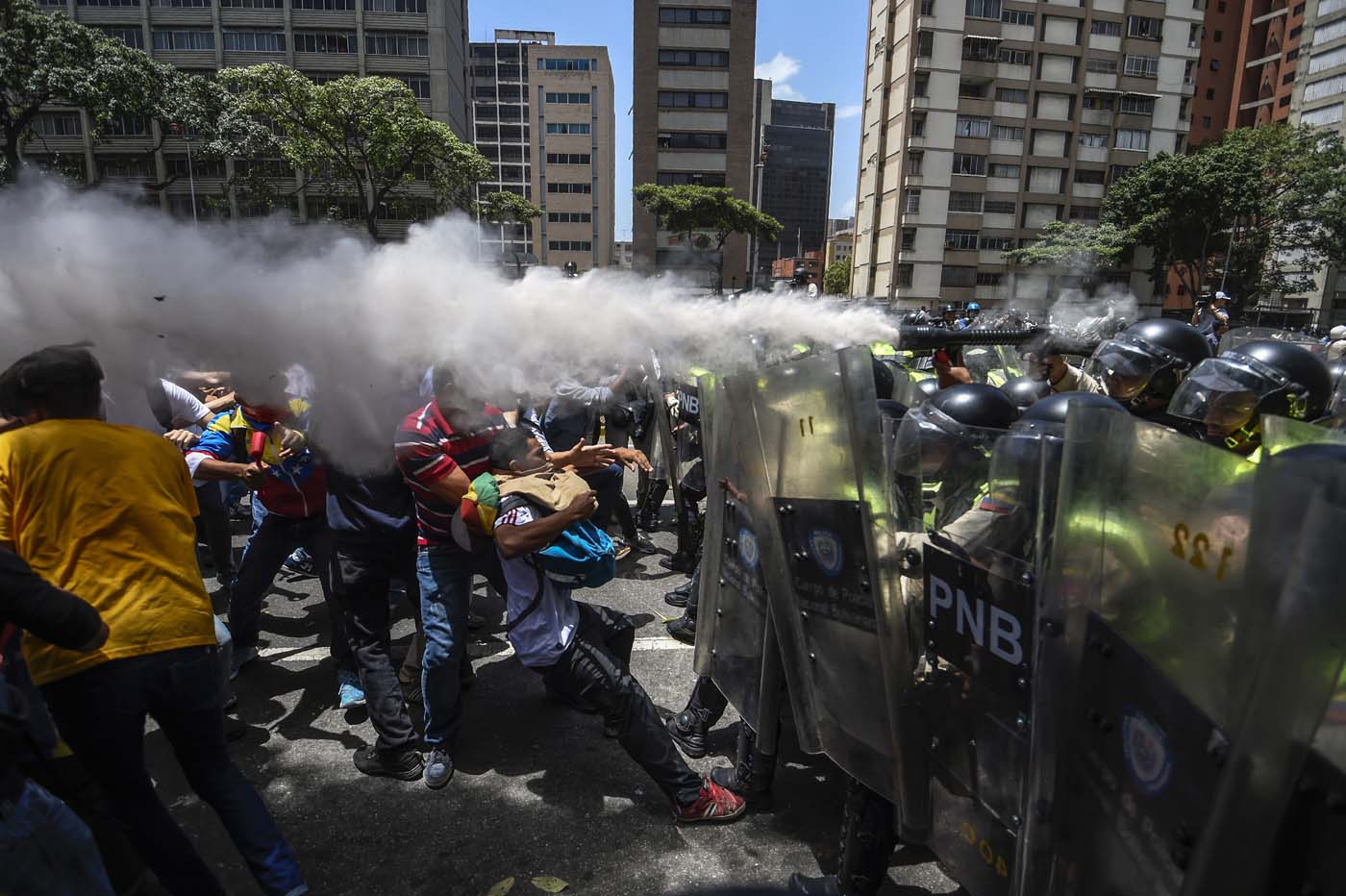 Con tanquetas, ballenas y lacrimógenas reprimieron protesta opositora del #4Abr (FOTOS)