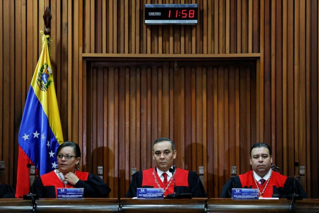 Venezuela's Supreme Court President Maikel Moreno (C), attends to a news conference at the Supreme Court of Justice (TSJ) in Caracas, Venezuela April 1, 2017. REUTERS/Carlos Garcia Rawlins