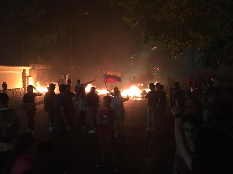 Se prendió “la candelita” en El Paraíso: Vecinos trancan la vía y queman basura  (Fotos+video)