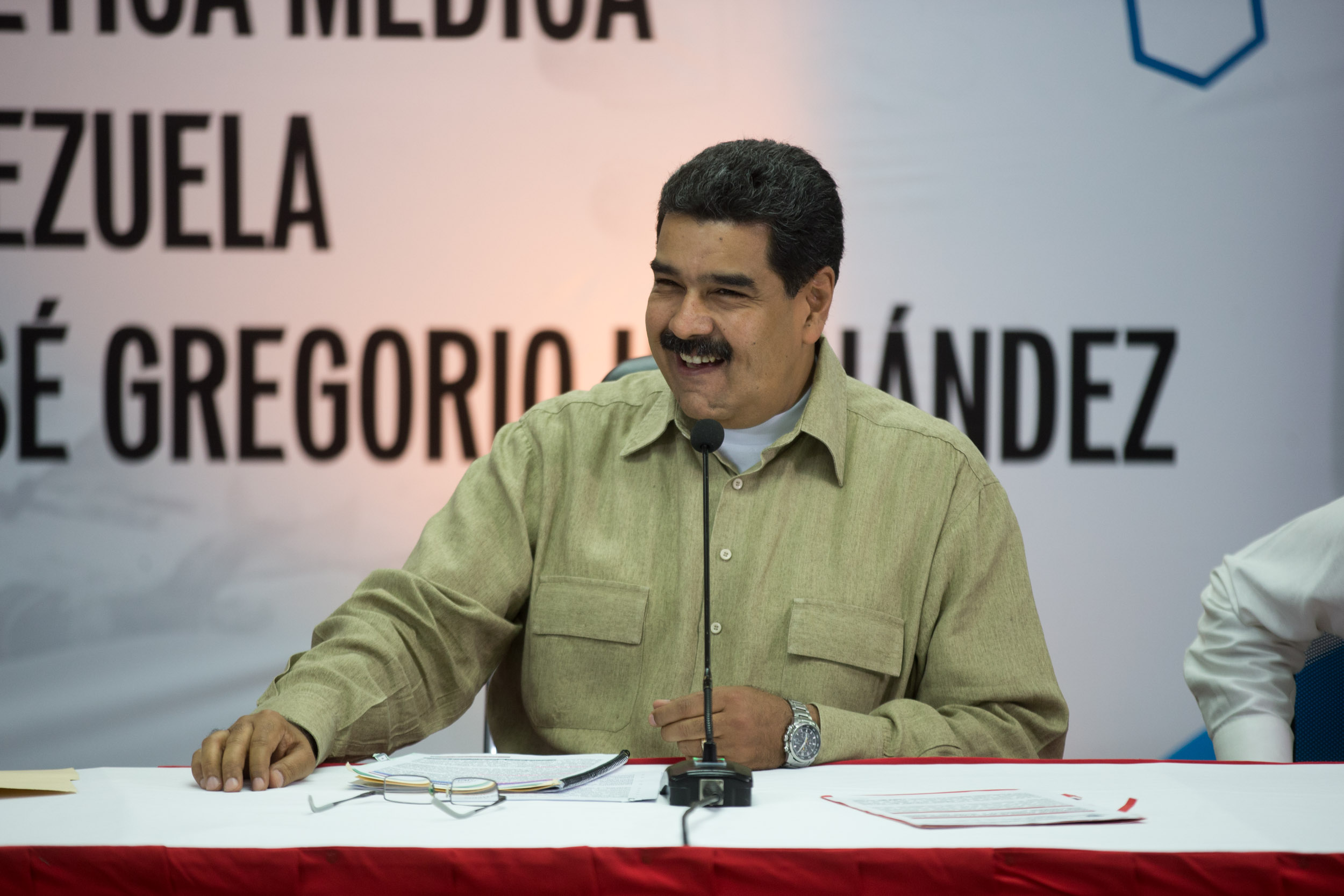 Nicolás tomando papelón con limón mientras la GN reprime a universitarios (Video)