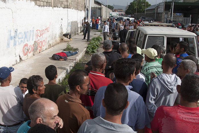 Salió a hacer cola por pasta y apareció muerto en Lara