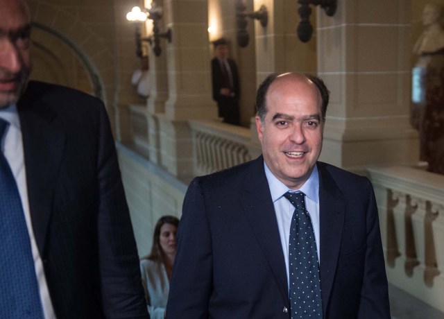 Julio Borges, President of Venezuela's National Assembly, arrives at OAS headquarters to meet with Secretary General Luis Almagro in Washington, DC, on April 6, 2017. / AFP PHOTO / NICHOLAS KAMM