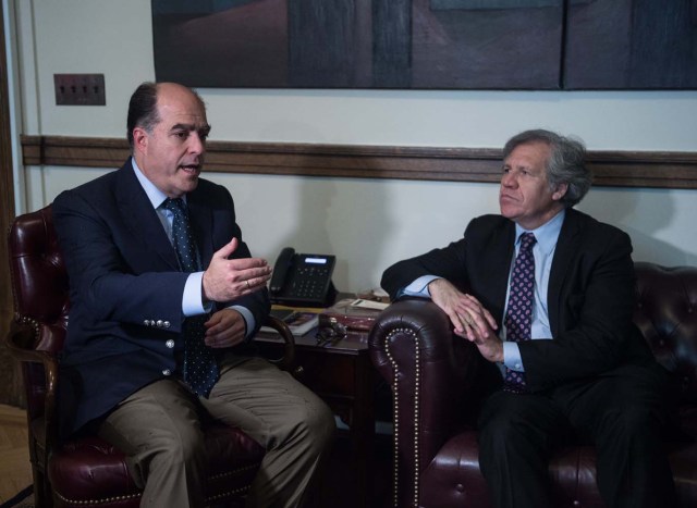 Julio Borges (L), President of Venezuela's National Assembly, meets with OAS Secretary General Luis Almagro in Washington, DC, on April 6, 2017. / AFP PHOTO / NICHOLAS KAMM