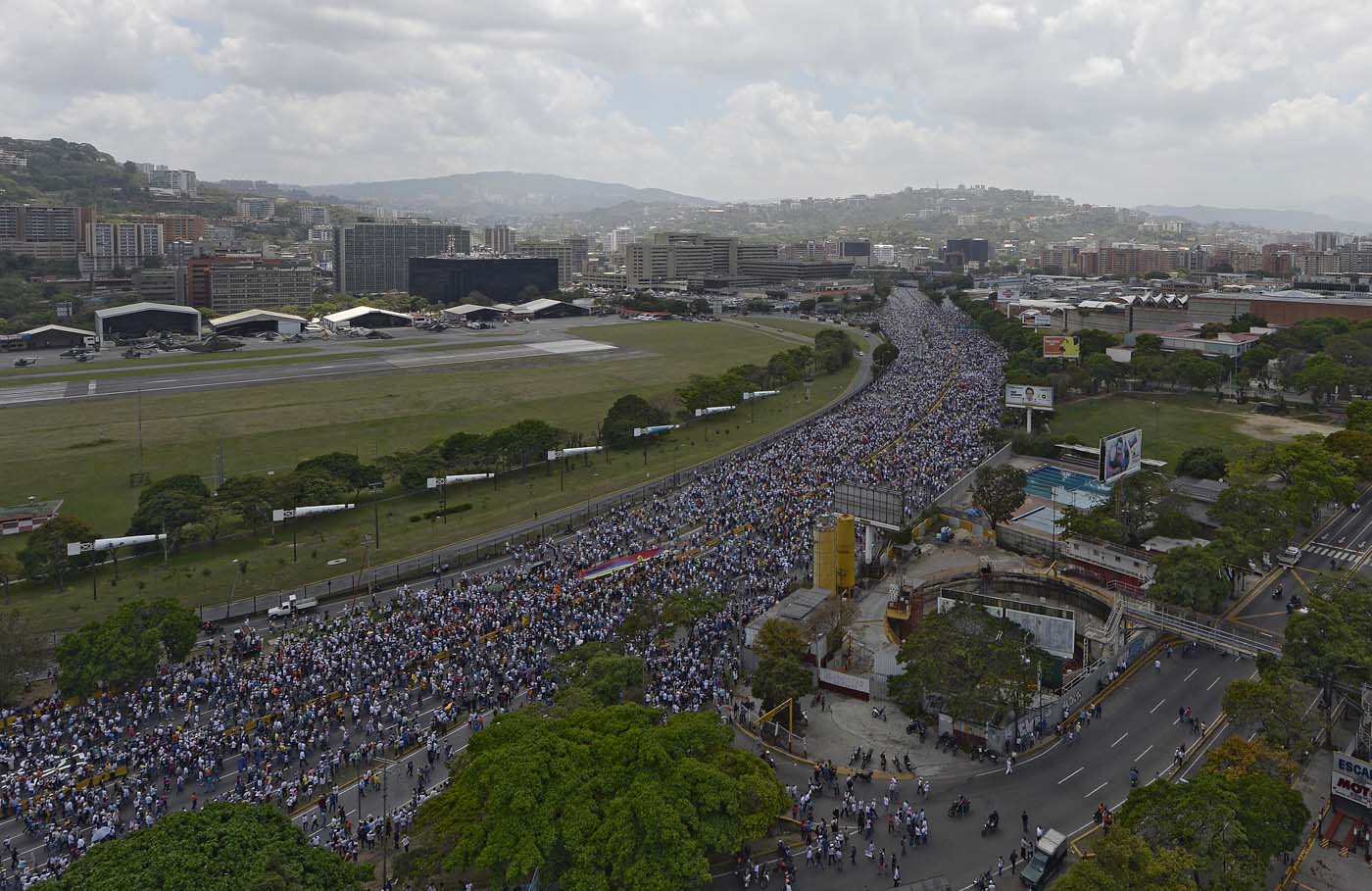 De punta a punta: Así se llenó la autopista Francisco Fajardo este #6Abr (fotos)