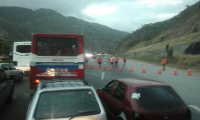 De cuatro canales reducen el paso de vehículos a uno solo en la GMA, sentido Caracas. (Foto @pattymediber)