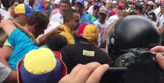 Sacan a Capriles casi desmayado del frente de la manifestación (VIDEO)