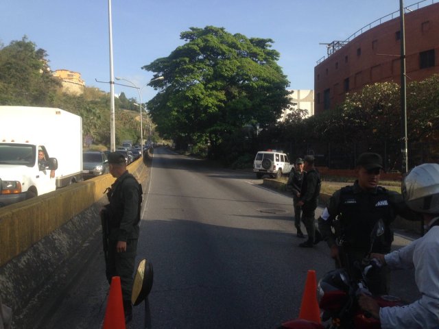 GNB restringe tránsito de la Trinidad hacia la Prados del Este. (Foto @JonathanQuantip)