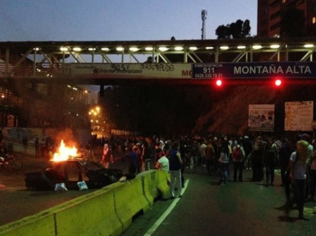 Vecinos de Carrizal manifestaron este viernes en el sector Montaña Alta. Foto: @infomerida_ve 