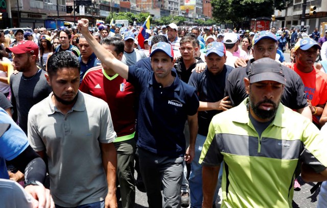 El líder opositor Henrique Capriles, durante una manifestación de la oposición en Caracas. 6 de abril de 2017. El dirigente opositor y ex candidato presidencial venezolano Henrique Capriles dijo el viernes que fue inhabilitado para postularse a cargos de elección popular por 15 años, una medida que podría avivar las recientes protestas contra el Gobierno. REUTERS/Carlos Garcia Rawlins