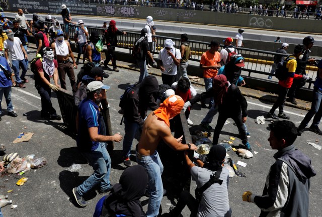 Demonstrators build a barricade as they clash with the riot police during a rally in Caracas, Venezuela, April 8, 2017. REUTERS/Carlos Garcia Rawlins