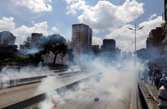 A view of the street is seen as demonstrators clash with the riot police during a rally in Caracas, Venezuela, April 8, 2017. REUTERS/Carlos Garcia Rawlins