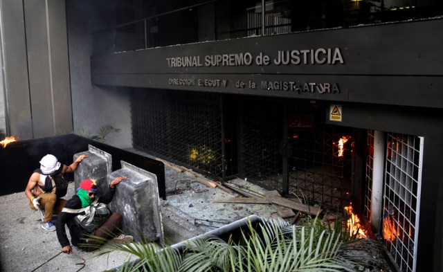 Demonstrators barricade the front of an office of the Supreme Court of Justice during a rally in Caracas, Venezuela, April 8, 2017.  REUTERS/Marco Bello