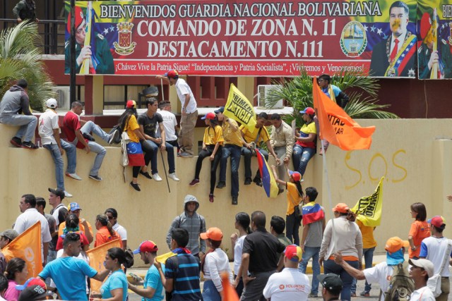 Opposition supporters gather near a command post of Venezuela's National Guard during a rally against Venezuela's President Nicolas Maduro's government in Maracaibo, Venezuela April 8, 2017. REUTERS/Isaac Urrutia FOR EDITORIAL USE ONLY. NO RESALES. NO ARCHIVES.