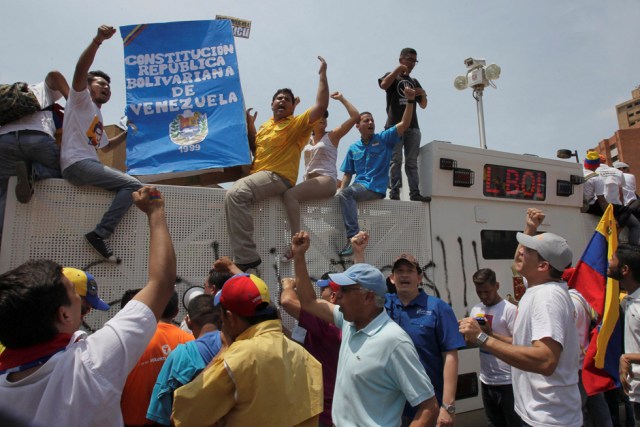 Opposition supporters gather near an anti-riot barricade during a rally against Venezuela's President Nicolas Maduro's government in Maracaibo, Venezuela April 8, 2017. REUTERS/Isaac Urrutia FOR EDITORIAL USE ONLY. NO RESALES. NO ARCHIVES.