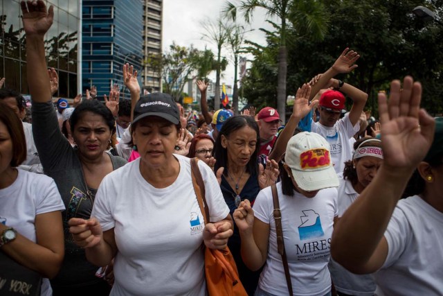 CAR02. CARACAS (VENEZUELA), 08/04/2017 - Un grupo de personas se congrega durante una manifestación hoy, sábado 8 de abril de 2017, en Caracas (Venezuela). La oposición venezolana convoca de nuevo a manifestarse en varias ciudades del país en demanda de la "restitución del hilo constitucional" y de la celebración de elecciones. EFE/MIGUEL GUTIÉRREZ