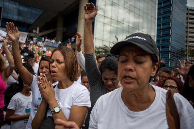 CAR03. CARACAS (VENEZUELA), 08/04/2017 - Un grupo de personas se congrega durante una manifestación hoy, sábado 8 de abril de 2017, en Caracas (Venezuela). La oposición venezolana convoca de nuevo a manifestarse en varias ciudades del país en demanda de la "restitución del hilo constitucional" y de la celebración de elecciones. EFE/MIGUEL GUTIÉRREZ