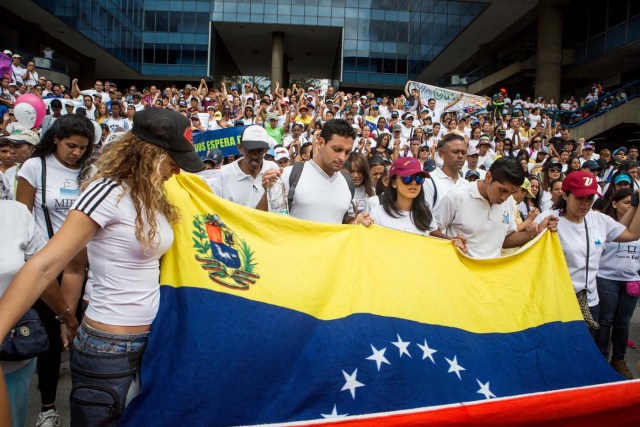 CAR07. CARACAS (VENEZUELA), 08/04/2017 - Un grupo de personas se congrega durante una manifestación hoy, sábado 8 de abril de 2017, en Caracas (Venezuela). La oposición venezolana convoca de nuevo a manifestarse en varias ciudades del país en demanda de la "restitución del hilo constitucional" y de la celebración de elecciones. EFE/MIGUEL GUTIÉRREZ