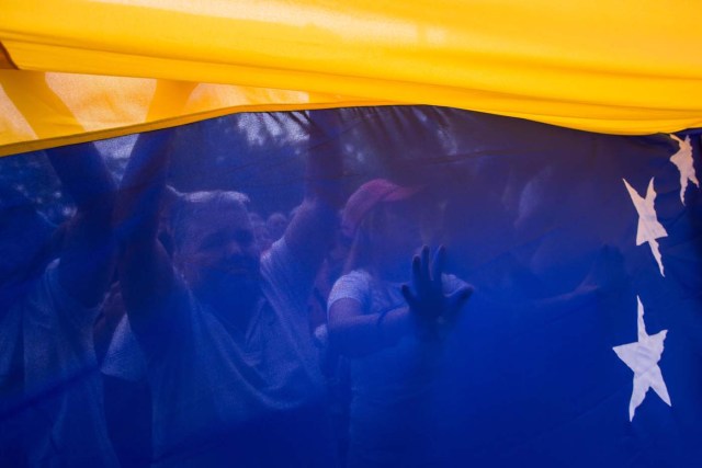 CAR07. CARACAS (VENEZUELA), 08/04/2017 - Un grupo de personas se congrega durante una manifestación hoy, sábado 8 de abril de 2017, en Caracas (Venezuela). La oposición venezolana convoca de nuevo a manifestarse en varias ciudades del país en demanda de la "restitución del hilo constitucional" y de la celebración de elecciones. EFE/MIGUEL GUTIÉRREZ