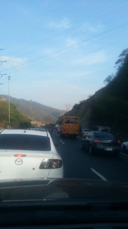 Retraso vehicular subiendo de La Guaira este #8Abr