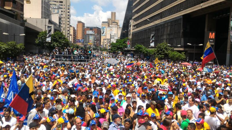 Calle Élice de Chacao repleta a pesar del sobrevuelo de helicópteros #8Abr  (Fotos y Videos)