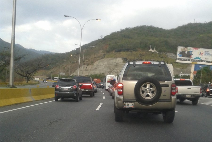 Tráfico lento en el Distribuidor Metropolitano por punto de control de la PNB #8Abr