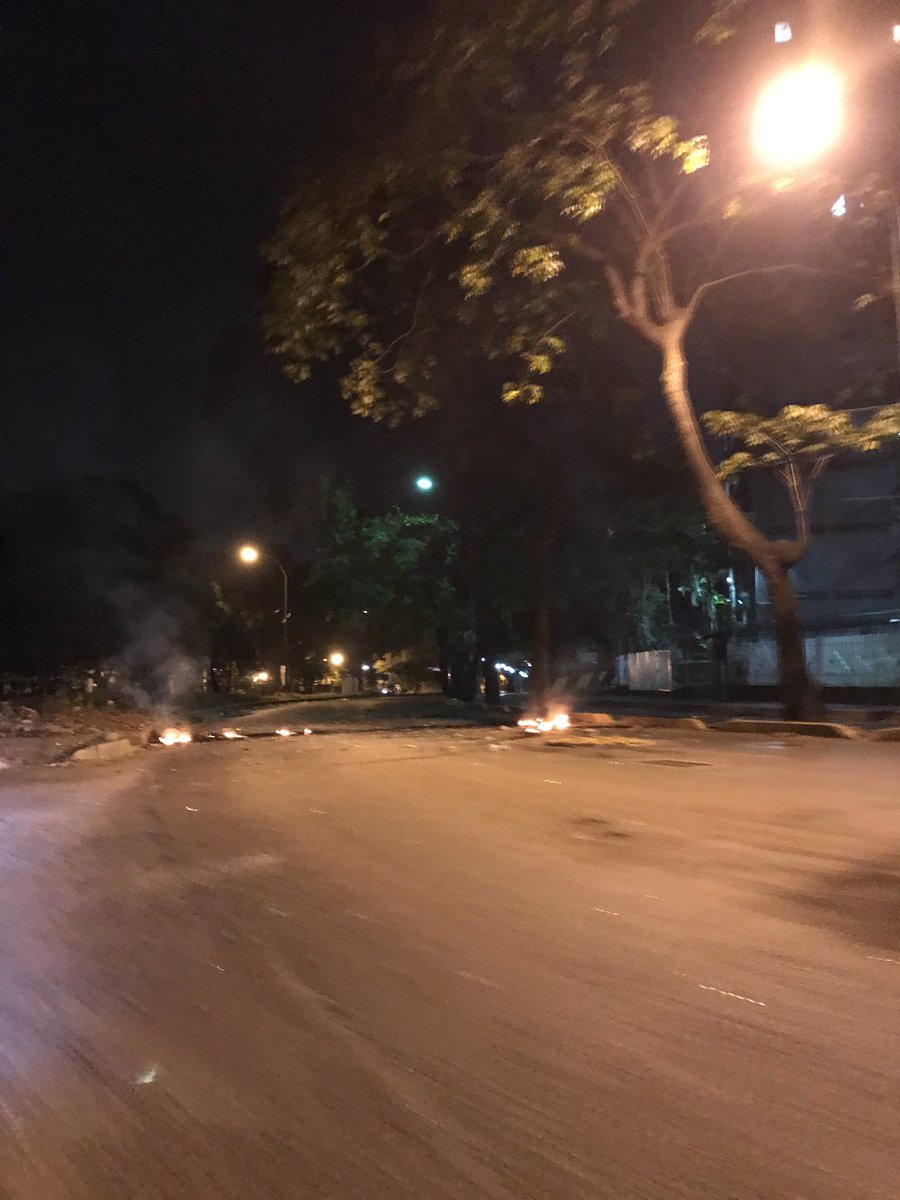 Reportan grupo de motorizados armados enfrentando a manifestantes en El Paraíso